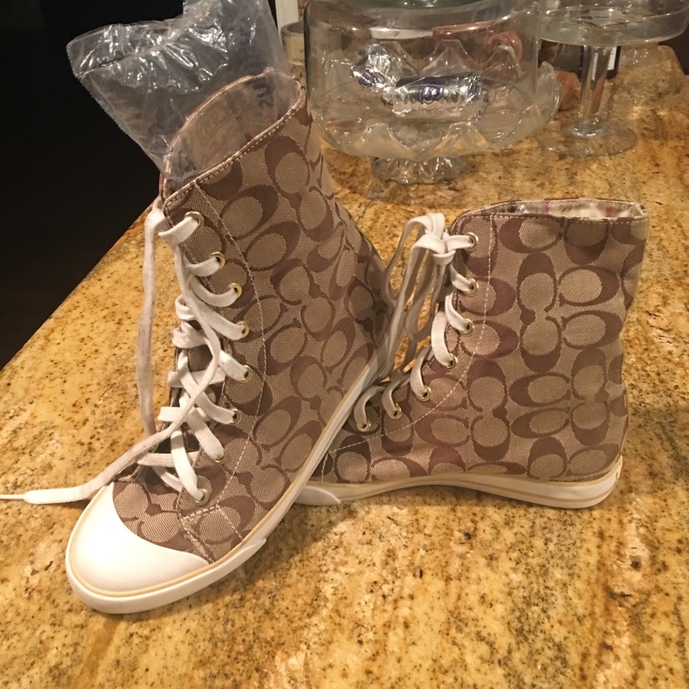 Boots coach - Picture 4 of 6